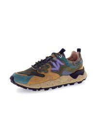 Sneaker multicolore in suede e rete con lacci neri, logo viola, suola beige maculata e suola esterna nera resistente, vista dal lato destro.