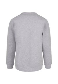 Szürke pulóver kerek nyakkivágással, hosszú ujjakkal és bordás mandzsettával. Texturált bolyhos anyagból készült, egyszerű, egyszínű dizájnnal.