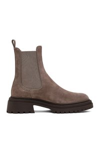 Bottine Chelsea en suède marron avec des panneaux latéraux en élastique, une languette et une semelle en caoutchouc épaisse et texturée. Dessus lisse avec des détails de couture subtils.