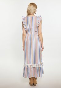 Rochie maxi cu dungi, cu mâneci volanate, având dungi de culoare albastră, roz și crem. Include un tiv în straturi cu accente de ciucuri.