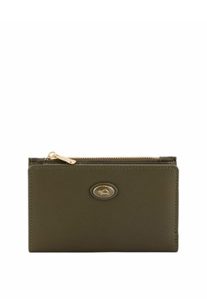 Portefeuille texturé vert avec une fermeture éclair dorée et un accent logo. Présente une forme rectangulaire élégante avec une finition lisse.