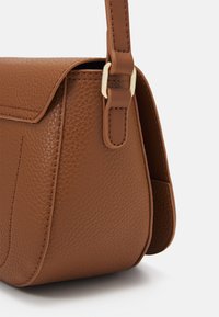 Valentino Bags SUPERMAN - Mala a tiracolo - cognac