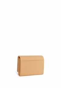 Cartera de cuero beige con forma rectangular, textura suave y diseño plegado. Presenta costuras mínimas y un brillo sutil.