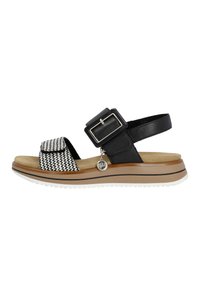 Sorte og hvide vævede sandaler med en bred rem, justerbar spænde og en lys brun sål med en hvid accentlinje. Tekstureret fodseng.