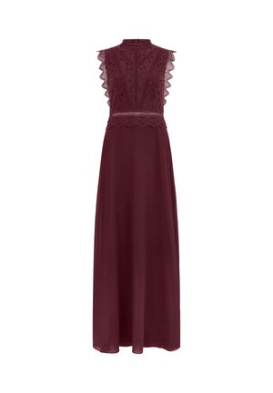 Mouwloze lange bordeauxrode jurk met kanten lijfje, geschulpte randen, hoge halslijn en vloeiende chiffon rok.