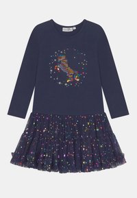 Robe bleu marine à manches longues avec une jupe en tulle superposée. Présente un design arc-en-ciel en sequins représentant un cheval, ainsi que des accents d'étoiles colorées sur la jupe.
