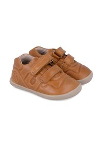 Zapatos de cuero marrón con dos tiras de velcro, diseño texturizado y suela de goma gris claro. Presenta un detalle del logo en el costado.