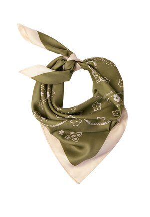 Olivengrøn silketørklæde med bleg beige kant og hvide blomster- og paisleymønstre, stylet i en løs knude.
