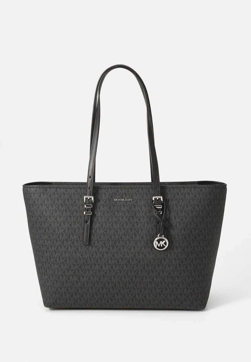 Sac fourre-tout noir avec motif logo MK, fabriqué en matière synthétique, doté de deux longues poignées, de quincaillerie en argent et d'un détail en pendentif.