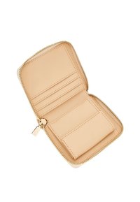 Portafoglio in pelle beige chiaro con chiusura a zip, dotato di più scomparti per carte e una tasca interna, texture liscia e accessori in oro.