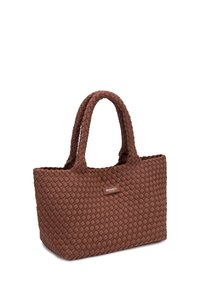 Sac fourre-tout tissé marron avec deux anses et une petite étiquette rectangulaire indiquant « DIANASCO fait main » au centre devant.