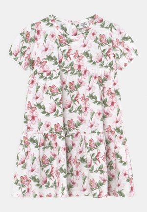 Biała sukienka z krótkim rękawem dla dziewczynki, z różowym i żółtym wzorem motyli oraz różowymi kwiatami, okrągłym dekoltem i marszczonymi piętrami spódnicy.