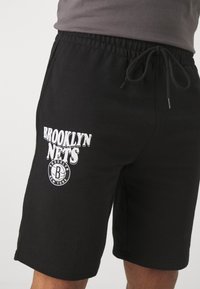 New Era NBA BROOKLYN NETS SCRIPT SHORTS - Squadra - black/white