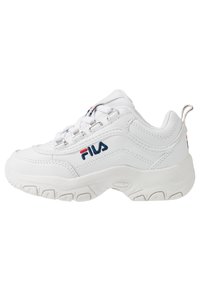 Baskets de sport blanches avec une forme arrondie, matériau semblable à du cuir, semelle texturée, logo Fila proéminent en bleu et rouge sur le côté.