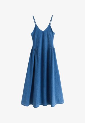 Blå denim midikjole med tynde spaghetti-stropper, V-halsudskæring, tætsiddende overdel og udvidet nederdel.