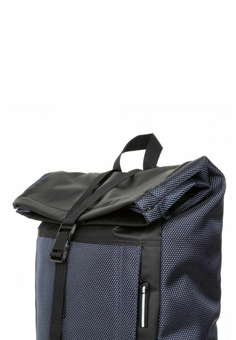 Sac à dos en tissu tissé bleu marine, avec un rabat supérieur en cuir noir, une sangle réglable et une poche zippée latérale pour un stockage sécurisé.