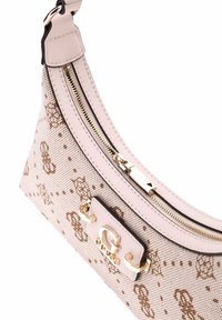 Borsa a spalla beige con hardware dorato. Corpo in tela con un motivo geometrico. Chiusura con zip e dettaglio del logo sul davanti.