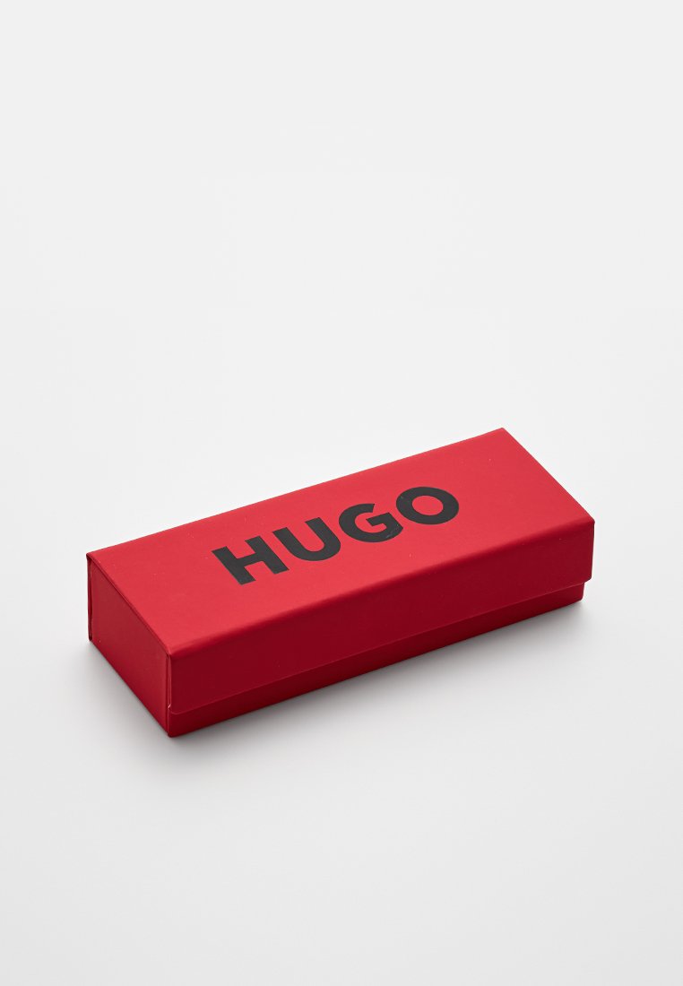 Rote rechteckige Box mit glatter Oberfläche und schwarzem "HUGO"-Logo auf der Oberseite, entworfen für Verpackung oder Aufbewahrung.