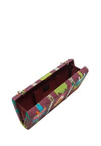 Torebka kopertówka zdobiona koralikami z bordowym dnem, z kolorowymi kwiatowymi wzorami, metalowymi akcesoriami i miękkim materiałowym wnętrzem. Widok otwarty.