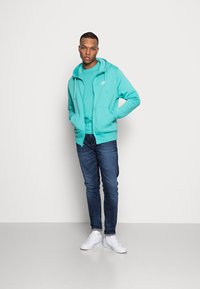 Nike Sportswear CLUB TEE - T-shirt básica - washed teal