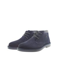 Botas chukka de ante en color marino con punta redondeada, cordones bicolor y un acabado de cuero suave en el cuello. Superficie texturizada y suela duradera.