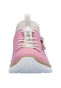 Baskets en tissu rose avec des lacets blancs et un détail zippé sur le côté, semelle texturée avec un accent marron clair, bout arrondi et languette rembourrée.