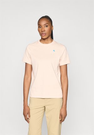 Lichtroze katoen t-shirt met korte mouwen, ronde halslijn, en een klein blauw driehoekig logo op de linkerborst.
