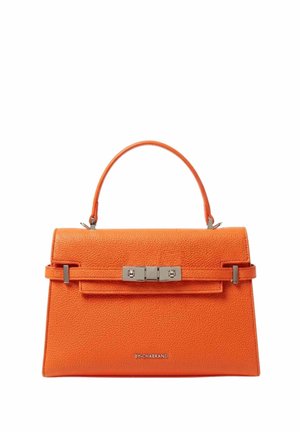 Sac à main en cuir texturé orange avec poignée supérieure, fermoir argenté, et logo "BY-CHABRAND" sur le devant.