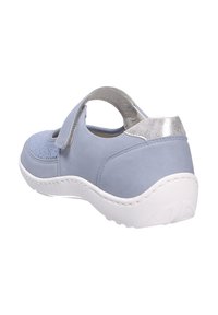 Chaussure en cuir bleu avec une bande velcro, accents argentés, détail en mesh à l'avant et semelle en caoutchouc blanche. Forme arrondie avec une finition texturée.