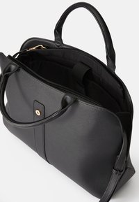 Melna sintētiska rokassoma ar strukturētu dizainu, teksturētu virsmu, divām rokturiem un ar rāvējslēdzēju slēdzamu galveno nodalījumu, kurā ir iekšējais kabatiņš.