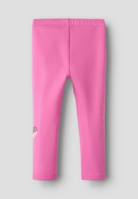 Leggings rosa realizzati in tessuto elasticizzato, con una superficie liscia e una cintura elastica. Presentano un piccolo logo a forma di cuore.