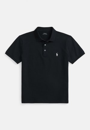 Melnā kokvilnas polos krekls ar klasisku apkakli, trīs pogu rāvējslēdzēju un baltu izšūtu logotipu uz kreisā krūtīm.