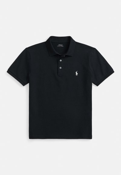 Melnā kokvilnas polos krekls ar klasisku apkakli, trīs pogu rāvējslēdzēju un baltu izšūtu logotipu uz kreisā krūtīm.