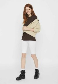 Pieces Šorti - bright white