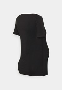 T-shirt de maternidade preto com mangas curtas, decote redondo e uma silhueta ligeiramente curva para um ajuste confortável sobre a barriga.