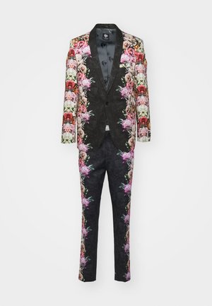 Costume à motif floral en tissu, présentant un mélange de roses roses, rouges et crème sur fond noir ; comprend un pantalon assorti.