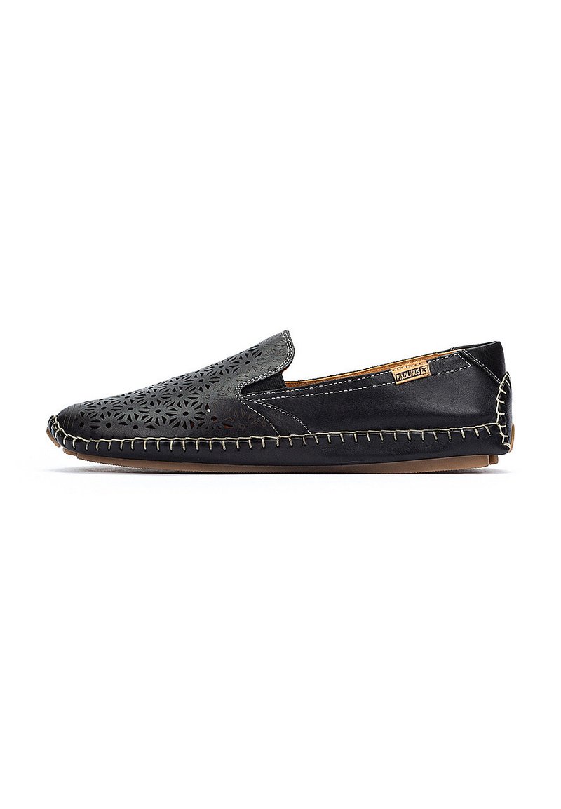 Zapato negro tipo slip-on con diseño floral de corte láser, costuras en contraste y textura de cuero suave. Suela de goma para agarre y flexibilidad.