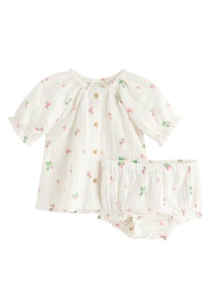 Hvid babyoutfit med korte pufærmer og knapper, med pink jordbær- og grønne bladprint, kombineret med matchende bloomers med elastisk talje.