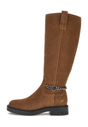 Bottes en daim marron, montant jusqu'au genou, avec un bout arrondi, un talon empilé et une chaîne décorative en argent autour de la cheville. Design élégant et minimal.