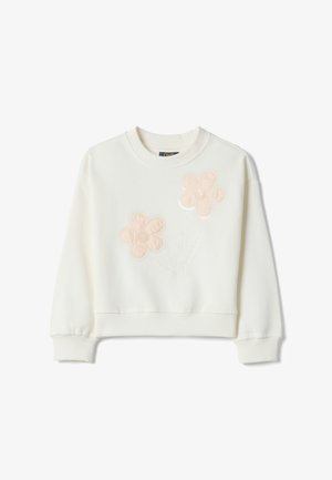 Felpa bianca a maniche lunghe con scollo rotondo e due applicazioni di fiori in tessuto rosa chiaro sul davanti.