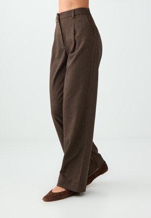 Jimmy Key, PLEAT DETAILED RELAXED WIDE LEG TROUSERS - Pantalon classique - bitter brown