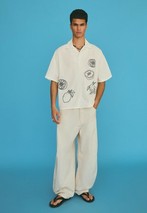 Bershka, SHORT SLEEVE BOXY FIT - PRINT SHIRT - Košile - white