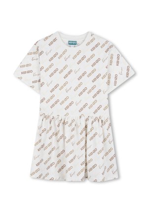 Weißes Kleid mit kurzen Ärmeln, das eine geraffte Taille und ein wiederholtes braunes "KENZO"-Logo-Muster in unterschiedlichen Schriftarten und Größen zeigt.
