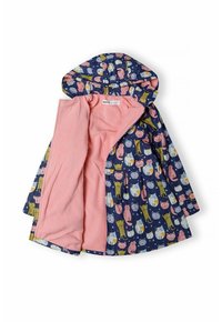 Imperméable bleu marine avec un motif ludique de chats en rose, jaune et bleu. À l'intérieur, une doublure en polaire rose douce et une capuche.