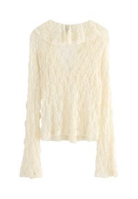Blusa in pizzo crema a maniche lunghe con collo alto a ruches e polsini scallop, caratterizzata da un delicato pattern floreale.