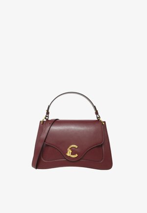 Borsa a mano in pelle bordeaux con design curvo, hardware dorato e una patta frontale con un logo decorativo a forma di "C". Incluente una tracolla regolabile.