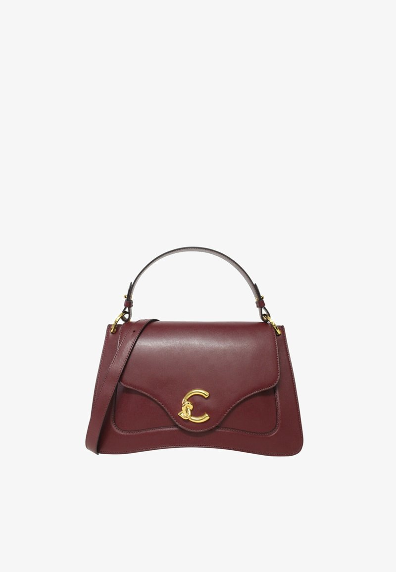 Borsa a mano in pelle bordeaux con design curvo, hardware dorato e una patta frontale con un logo decorativo a forma di "C". Incluente una tracolla regolabile.