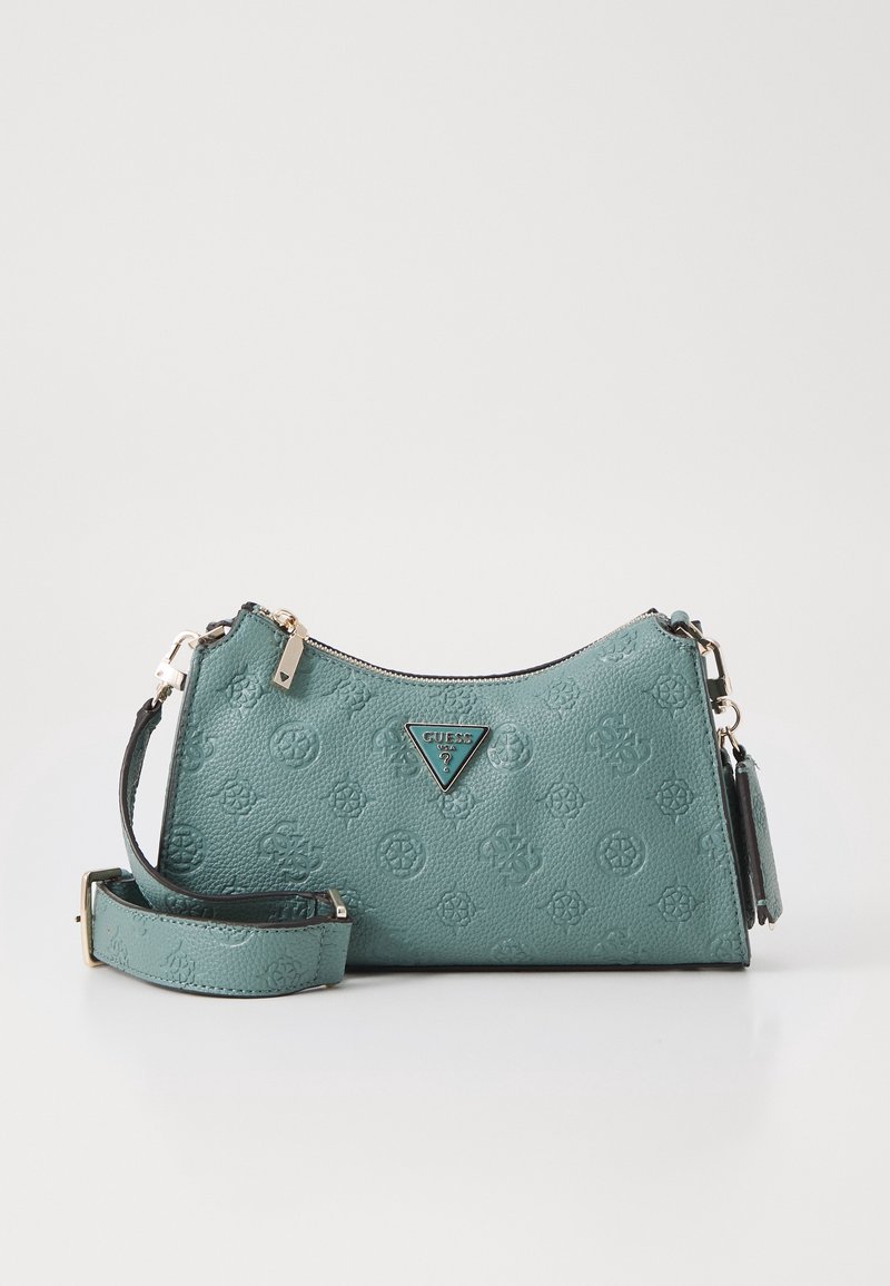Sac bandoulière en cuir bleu sarcelle avec motifs embossés, bandoulière réglable, fermeture éclair et plaque triangulaire avec le logo Guess à l'avant.