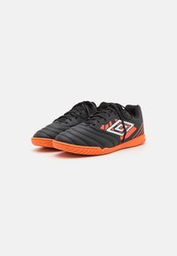 Umbro TOCCO IV CLUB IC - Saalijalgpalli saapad - black/white/dragon fire