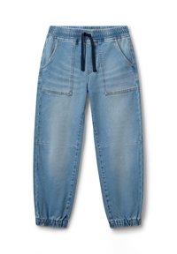 Pantalones jogger de mezclilla azul claro con cintura elástica, cordón negro, bolsillos frontales de parche y puños elásticos en los tobillos.
